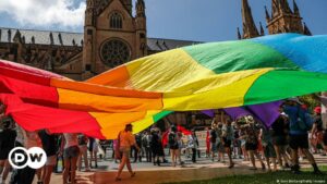 Protesta LGTBI ensombrece funeral de cardenal Pell en Sídney | El Mundo | DW