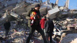Recatan a bebé tras permanecer 70 horas bajos los escombros en Turquía