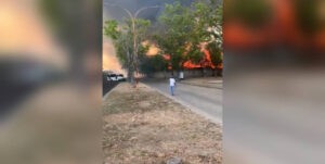 Reportan feroz incendio en una urbanización de Valencia