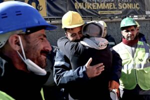 Rescatada una joven con vida 11 días después del terremoto en Turquía