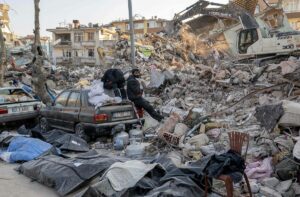 Rescatan a un adolescente y a un hombre sepultados entre los escombros ocho das despus del terremoto de Turqua mientras buscan a una familia con un beb