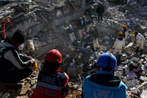 Rescatan en Turquía a niño que estuvo más de 182 horas bajo escombros