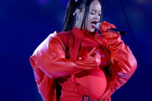 Rihanna deslumbró en el show de medio tiempo del Super Bowl y desató la locura por revelar su segundo embarazo (+Videos)