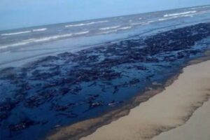 Se registró un tercer derrame de petróleo en las tuberías submarinas del Golfete de Coro (+Video)