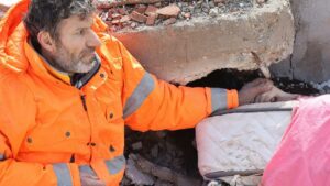 Terremoto Turquía y Siria | "Aquí no viene nadie": Miles de personas permanecen atrapadas bajo los escombros en Turquía
