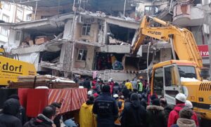Terremoto en Turquía y Siria | "La gente envía mensajes de voz desde debajo de los escombros": la desesperada búsqueda contrarreloj de sobrevivientes entre réplicas y temperaturas bajo cero - El Diario