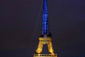 Torre Eiffel se iluminó este #23Feb con los colores de la bandera de Ucrania al cumplirse un año de la invasión rusa (+Videos)