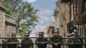 Un francotirador abate a un militar colombiano