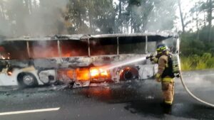 Un grupo de inmigrantes sobrevive al incendio de un bus en Panamá