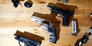 Un niño de 3 años muere al pegarse un tiro en la cara con la pistola de sus padres