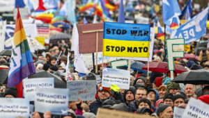 Una marcha contra los suministros de armas a Ucrania concentra a unas 10.000 personas en Berln