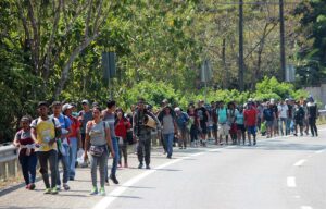 Venezolanos se unen a primera caravana migrante del año que partió de México