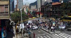 estudiantes bloquearon la calle 13 y Transmilenio cerró