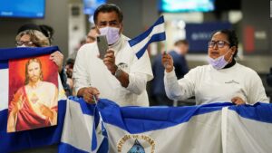 ¿Qué les podría esperar a los exprisioneros políticos de Nicaragua en EE.UU.? Un experto responde | Video