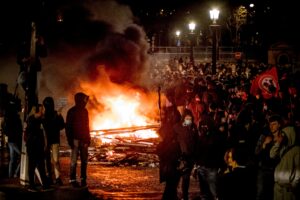 Detenidas 200 personas en París tras una noche de disturbios contra la reforma de las pensiones de Macron
