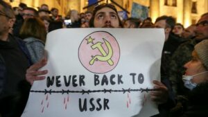 "Abajo la ley rusa": las masivas protestas en Georgia que llevaron al gobierno a retirar una legislación que para muchos seguía el modelo de Putin