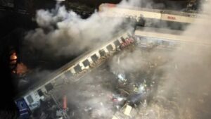 Acusan a jefe de estación por colisión de trenes en Grecia