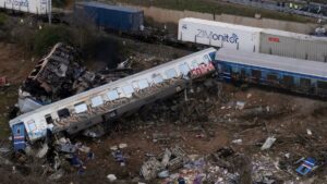 Al menos 32 muertos en Grecia al chocar un tren de pasajeros y un mercancías