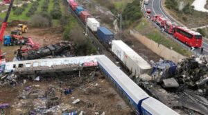 Al menos 36 muertos y 130 heridos al colisionar dos trenes en Grecia central