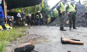 Al menos 4 mineros muertos y 17 atrapados por explosión en mina en Colombia