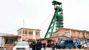 Al menos tres trabajadores mueren tras quedar atrapados en una mina en España