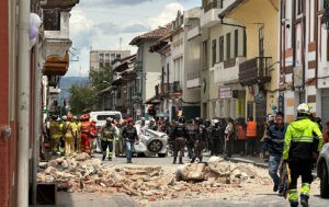 Ascienden a 12 los fallecidos por el sismo de magnitud 6,5 en Ecuador