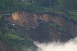 Ascienden a 21 los muertos por el alud en Ecuador