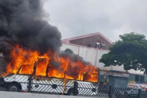 Autobús de pasajeros se incendió en la avenida Sucre adyacente a la Clínica Popular Catia (+Fotos +Videos)