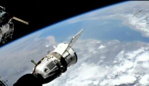 Averiada Soyuz MS-22 se desacopla de EEI e inicia regreso