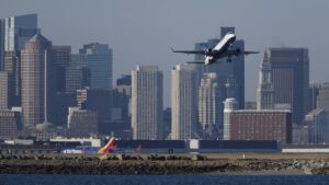 Avión Boston | Detenido un hombre que trató de abrir una puerta de un avión en pleno vuelo en EEUU
