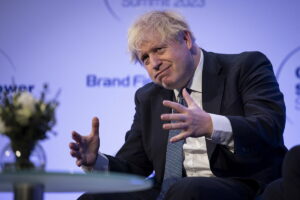 Boris Johnson nomina a su padre para el ttulo honorfico de "caballero"