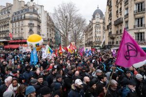 Cerca de 1,3 millones de franceses salen a las calles en la sexta manifestación contra la reforma de las pensiones