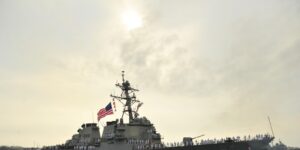 China «aleja» a un buque militar de EE.UU. que entró en el mar de China Meridional