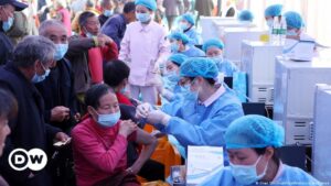 China aprueba uso de emergencia de su primera vacuna con ARN mensajero | El Mundo | DW