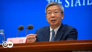 China mantiene inesperadamente al jefe del banco central | El Mundo | DW