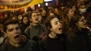 Choque de trenes en Grecia: protestas e indignación en todo el país tras el accidente que dejó al menos 43 muertos