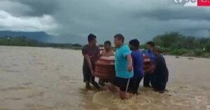 Ciclón Yaku: Damnificados por lluvias en Tumbes cruzan quebrada con ataúd de un familiar