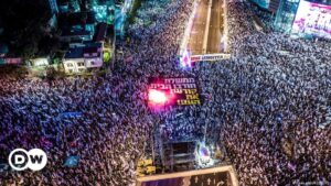 Cientos de miles de israelíes protestan contra polémica reforma | El Mundo | DW