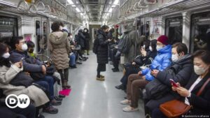 Corea del Sur ya no exigirá mascarillas en el transporte público | El Mundo | DW
