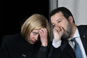 Criticas a Meloni por el karaoke con Salvini tras el naufragio en Calabria