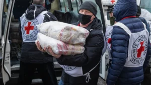 Cruz Roja envía tres convoy humanitarios a la línea de combate en Ucrania