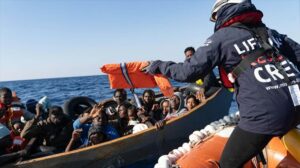 Imagen de archivo de otro rescate de migrantes en el Mediterráneo. Foto: EFE