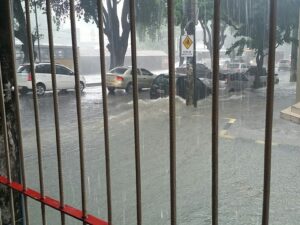 Deslizamiento de tierra por fuertes lluvias deja 8 muertos en Manaus (Brasil) - AlbertoNews
