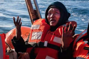 Detectado un barco con más de 500 migrantes en peligro de naufragio en aguas de rescate italianas