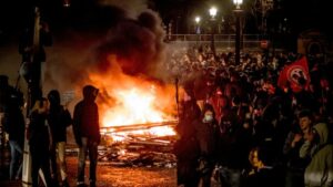 Detenidas 200 personas en París tras una noche de disturbios contra la reforma de las pensiones de Macron