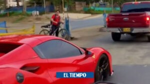 El Ferrari que atrae miradas entre los huecos en vías de Cali - Cali - Colombia