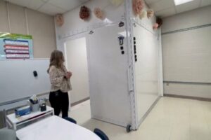 El dispositivo antibalas que funciona como pizarra y convierte al salón en espacio seguro que diseñaron en EEUU por tiroteos en colegios (+Video)
