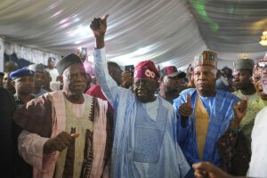 El oficialista Tinubu gana las presidenciales de Nigeria entre acusaciones de "fraude"