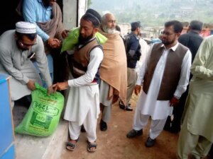 Estampidas de personas pobres en recogida de harina gratuita en Pakistán