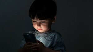 Estudio: Cada hora extra que los niños estén frente a la pantalla de dispositivos electrónicos aumenta el riesgo de suicidio - AlbertoNews